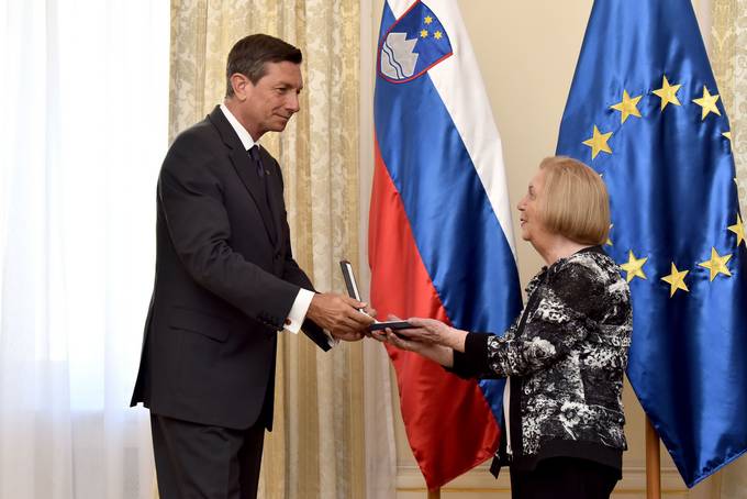 Predsednik Pahor z medaljo za zasluge Republike Slovenije odlikoval Miriam Steiner Aviezer
